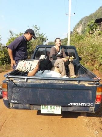 Dann ging es wieder nach Pai, da wir den zweiten Tag ja gestrichen hatten...immer schoen gemuetlich auf den Reissaecken auf dem Pickup.