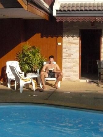 Und dann den ganzen Tag am Pool liegen und lesen...was ein Leben
