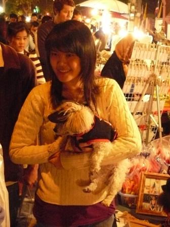 ...und ueberall die Hunde mit ihren stylischen Klamotten. Wollte Moritz auch so gern einen Cowboyhut mitbringen, aber ich denke, dass er das nicht so mag...