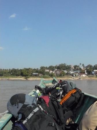 Mit dem Longtailboot duempelten wir ueber den Mekong nach Laos.