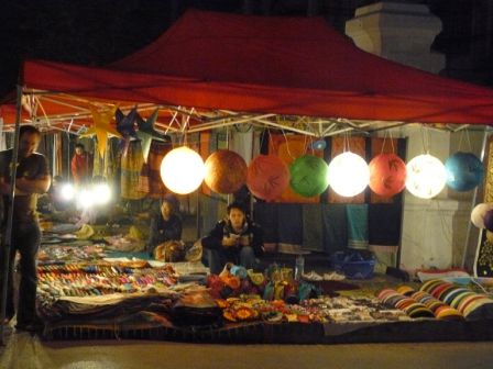 Jeden abend war Markt, den man entspannt hinunterschlendern konnte auf dem Weg zu unserer Schlafstaette.