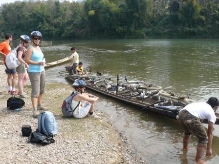 Als wir den Fluss ueberqueren mussten haben wir einfach die Jungs am Fluss gefragt und schon haben die die Bikes mit ihrem Boot transportiert.