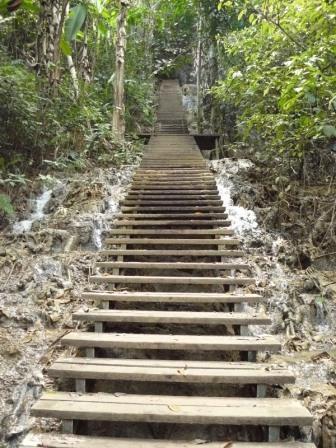 JUP, hier sind wir runtergwegangen. Rauf sind wir geklettert, wussten erst spaeter, dass es auf dieser Seite Treppen gab.