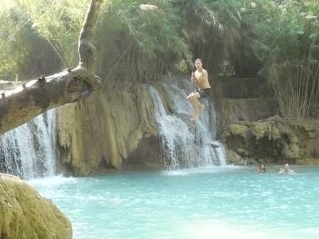 ...und hat natuerlich sofort das Seil geschnappt was an dem Baum hing und hat Tarzan gespielt.