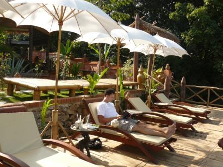Das ist mal ne nette Bar, Sonnenliegen mit Blick auf den Mekong, ein gutes Buch und eine frische Kokosnuss