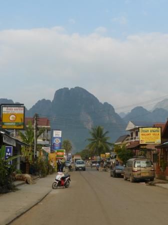 Die Hauptstrasse von Vang Vieng, wo es wirklich nichts gabe ausser Tubing und Friends!