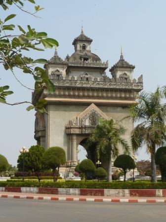 Sehenswuerdigkeit Nr. 1               [f]Monument Anousavari[/f]           Der Zement fuer diese Nachahmung des  Arc de Triumph wurde von den Amerikanern gespendet und war eigentlich fuer den Ausbau des Flughafens gedacht.