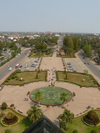 Aussicht vom “Laos' Arc de Triumph”. Hat sich [f]voll[/f] gelohnt...