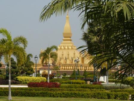 Sehenswuerdigkeit Nr. 2                [f]Pha That Luang[/f]
Sehenswuerdigkeit Nr. 3 - [f]Black Stupa [/f]- ist so schlecht, das haben wir erst gar nicht fotografiert geschweige denn ueberhaupt naeher angesehen.