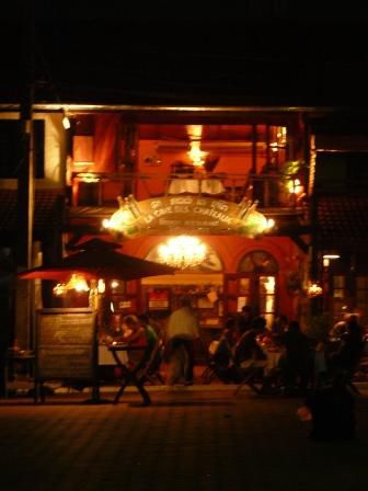 Ein super franzoesisches, kleines Restaurant mit tollem Essen und gutem Wein (Namen vergessen - direkt an einem grossen Brunnen, nicht weit vom Mekong - 500 Meter)