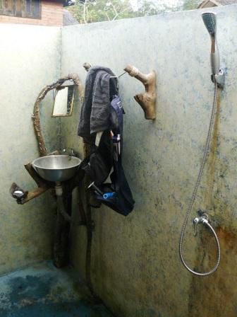 Open Air Badezimmer im Monkey Island - das war noch mit das netteste hier und zum Glueck hats nur nachts mal ganz kurz geregnet, denn die Kombi Durchfall und Regen ist aeusserst unangenehm hier (auch wenn keiner von uns Durchfall hatte).