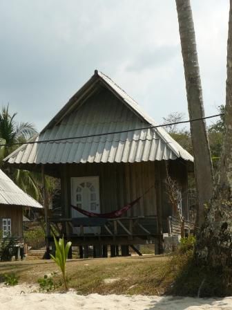 Unser neuer Bungalow - natuerlich direkt am Strand mit unserer Haengematte