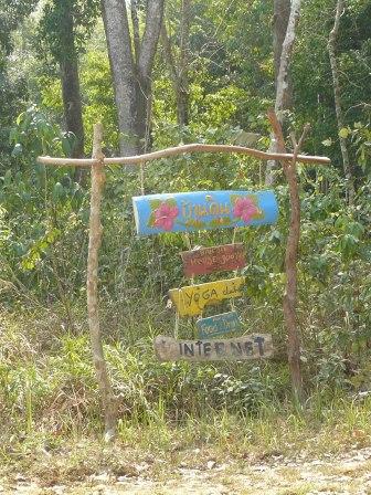 Zum Schluss kaempften wir uns noch zu einem Internet mitten im Dschungel um Euch auf dem Laufenden zu halten. Neues gibts dann von den Delphinen in Chantaburi. Bis bald und liebe Gruesse aus dem Paradies.