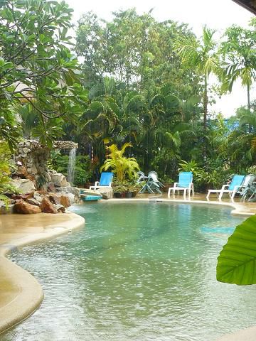 Der Pool bei Regen im Shanti