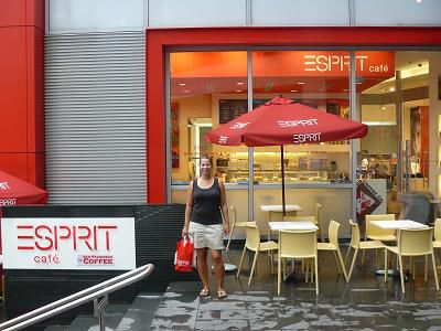 Hier gibt es sogar ein Esprit-Cafe, auch noch nie gesehen.