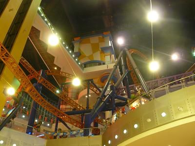 Hier eine Achterbahn. Nicht aussergewoehnlich eigentlich, aber dieses Ding befindet sich [f][k]"in"[/k][/f] einem Kaufhaus...