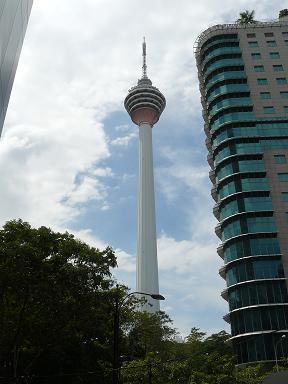 Blick auf den KL Tower. Leider sind wir nicht hochgefahren, da uns der Blick auf die Stadt keine 16 Euro wert war. Den konnten wir auch vom Flugzeug aus haben.