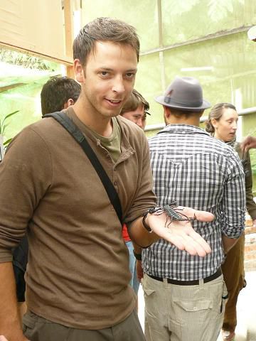 Da hat Matthias sich schon so drauf gefreut, endlich mal einen echten Skorpion auf der Hand...und dann noch so einen grossen.