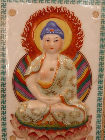 10000 Buddha Bilder auf Kacheln an der Wand. Hier nur einer von denen... Das Hakenkreuz zeigt nach rechts denkt dran, dies ist ein Friedenszeichen.