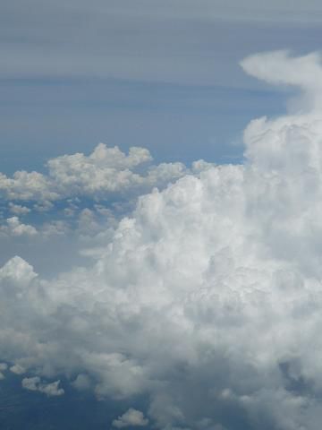 Ueber den Wolken... man ist das schoen zu fliegen...naja zumindest besser als 19 Stunden im Bus sitzen.