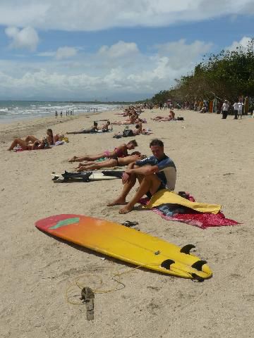 und erst die Pausen waren toll, so viele Surfergirls on the beach. Unser Surflehrer (Malibu) hat gesagt Surfen ist schon allein wegen der Maedels ein lohnender Sport...aber ein sehr sehr anstrengender...puh