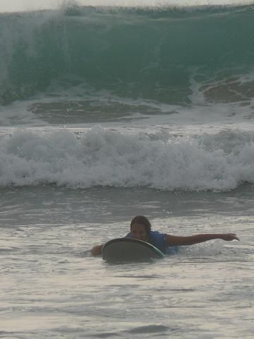 Und zueltzt hab ich es doch nochmal probiert...nein, nicht an dem Weltcup Surfpoint, sondern am Anfaengerstrand, aber es hatte so hohe Wellen an dem Tag, war super anstremgemd. Schaut acuh die Welle hinter mir an, mit der hatte ich zu dem Zeitpunkt nicht gerrechnet...