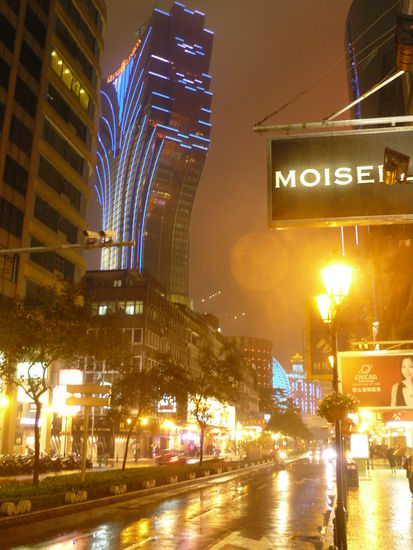 Das Grand Lisboa Hotel (im Moment gerade in Blau)