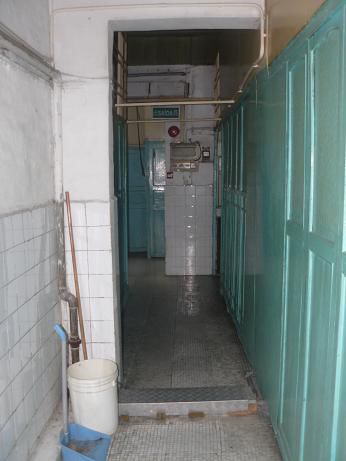 Der Gang zu den Duschen und den Toiletten.