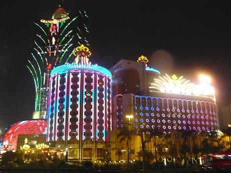 Das Grand Lisboa Hotel im Hintergrund (diesmal in Gruen) und das dazugehoerige Casino im Vordergrund.