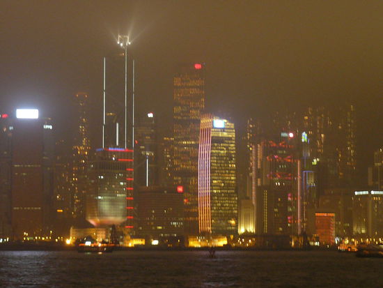 Tolle Aussicht auf die Skylines von Hongkong, wenngleich die Lasershow nicht so gut war wie erwartet.