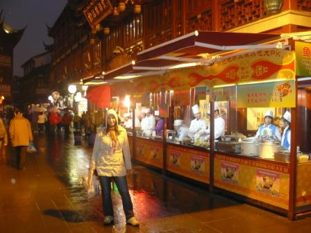 Am Tempel gab es lecker Essen...leider im Regen.