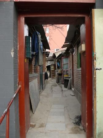 Etwas besser aussehende Gasse in einem Wutong. Dieses Wutong ist komplett fuer Touris wie uns restauriert worden. Jetzt leben die Menschen halt wie Tiere in den Zoos.