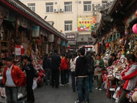 Kleine Seitengasse mit unzaehligen Souvenirs.