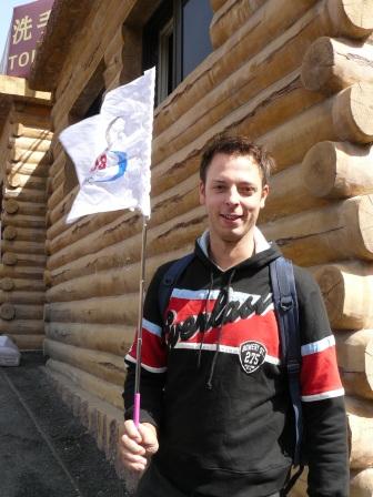 ...und am naechsten Tag musste ich auf unserer Mauertour selbst ne daemliche Flagge tragen. Nur die Huetchen haben wir nicht bekommen.