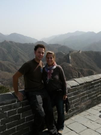 Dieser Teil der Mauer wurde fuer die Touristen komplett restauriert, leider. Seit 3 Jahren erst besuchen auch vermehrt Chinesen die Mauer. An einem guten Tag kommen bis zu 90.000 Besucher auf die Mauer.