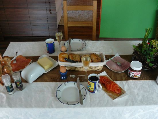 Ein gutes Frühstück am nächsten Tag mit Lachs, Brötchen, Butter, perfekt gekochtem Ei, Nutella, Sekt, Kaffee...