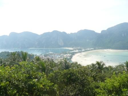 Kho Phi Phi. Links ist der Pier, rechts die laengste Badebucht der Insel (gerade Ebbe).
