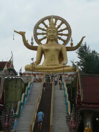 Das ist der Big Buddha im Norden der Insel, den man ueber weite Teile der Insel sehen kann und der sehr maechtig wirkt.