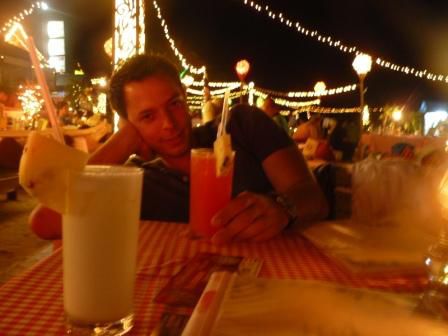 Am letzten Abend auf Ko Samui haben wir am Chaweng Beach, dem bekanntesten Strand an demselben GELEGEN und Cocktails geschluerft. Es gibt hier keine Stuehle, es werden im LIEGEN Essen und Getraenke serviert. Das hat uns gefallen. Super Stimmung direkt am Strand mit einer kleinen Feuershow gratis.