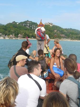 Die Fahrt zum Tauchboot am Tag der Hochzeit. Wieviele doch in so ein Boetchen passen...