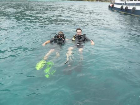 Matthias und ich im Wasser kurz nach dem ersten Tauchgang.