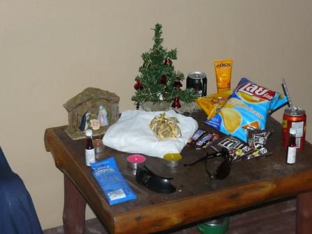 Xmas Mahl und Geschenke unter dem Baum. Natuerlich nicht zu vergessen der Baum und die Krippe, wie zuhause.