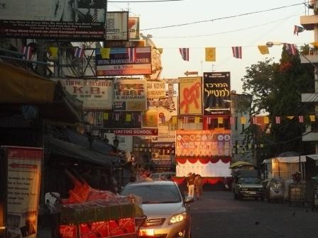 Die beruehmte Backpacker Strasse Khaosan noch im Morgenschlaf.