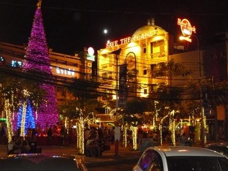 Weihnachtsbaum in wechselnden Farben und das Hard Rock Cafe