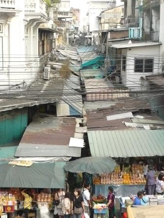 unter diesen Staenden sind die megalangen Marktstrassen...