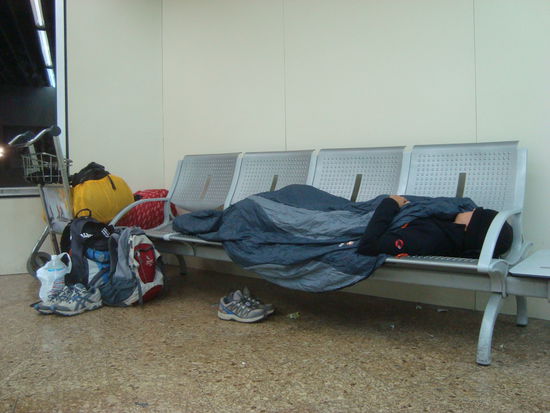 Nachtlager am Flughafen von Rio de Janeiro; wir warten auf den Flug nach Santiago de Chile