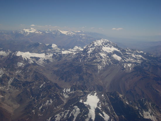 Kurz vor den Anden steigt der Flieger noch einmal, um sicher über die fast 7000er-Gipfel zu kommen