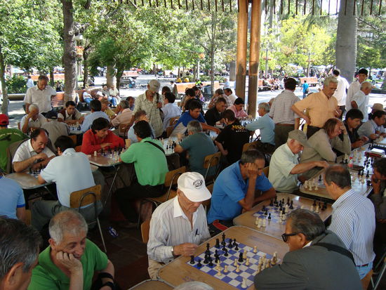 Beim Plaza de Armas trifft man sich zu einer Partie Schach.