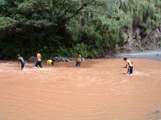 Wir nehmen Mass bei den Kindern. Knietief heisst immer noch, dass das Wasser über die Motorhaube schwappen wird.
