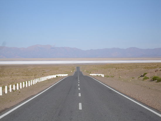 In der Ferne sind die Salinas Grandes zu sehen